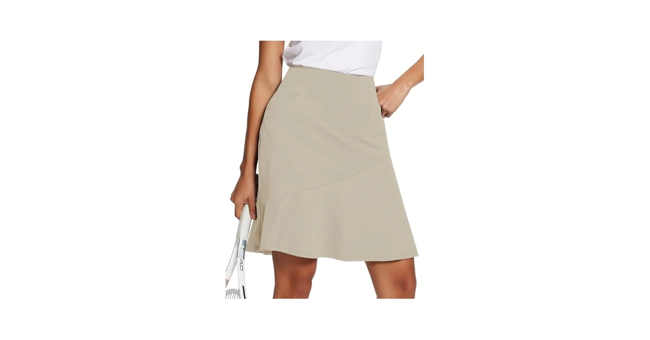 A beige sports skirt with a side slit is paired with a matching top.